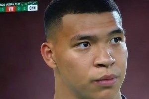 今日趣图：你还真别说把王钰栋头发遮住，真变成姆巴佩了