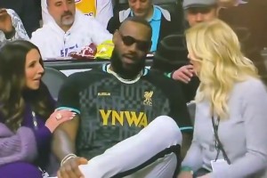 老詹曾经坐在珍妮巴斯和她的闺蜜中间，逗得两位阿姨开心大笑！